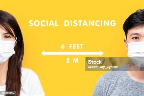 Persone che indossano mascherine e mantengono il distanziamento sociale