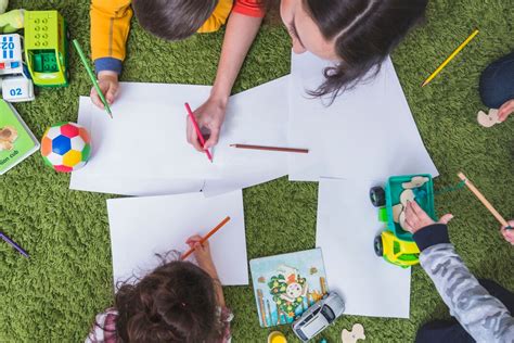Bambini che disegnano e giocano insieme