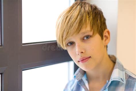 Adolescente pensieroso che guarda fuori dalla finestra