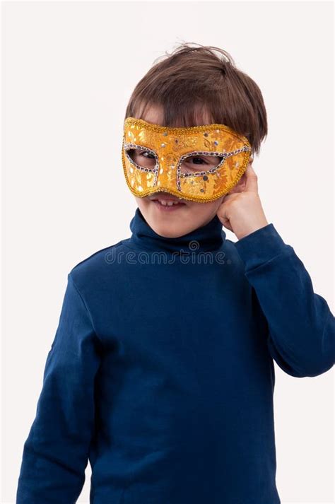 Un individuo che indossa una maschera elaborata