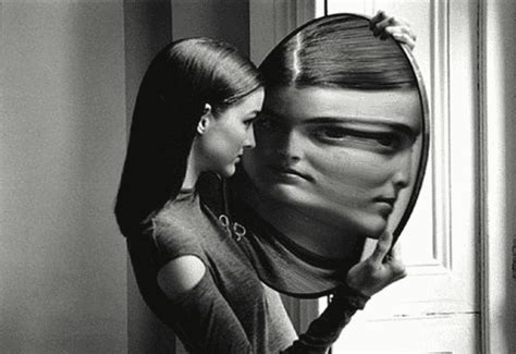 Una persona che guarda riflessa in uno specchio distorto