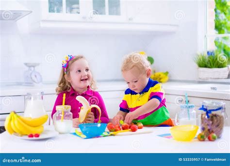 Bambini che preparano cibo sano
