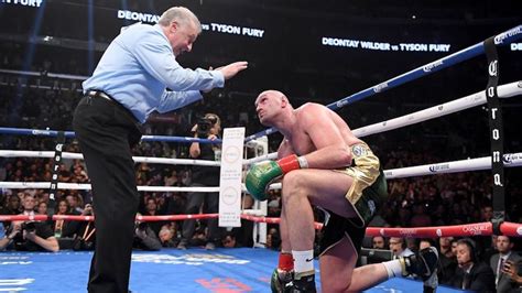 Pugile che si rialza sul ring con determinazione