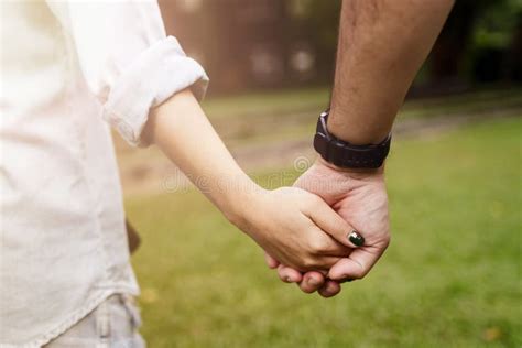 Anziana coppia che si tiene per mano