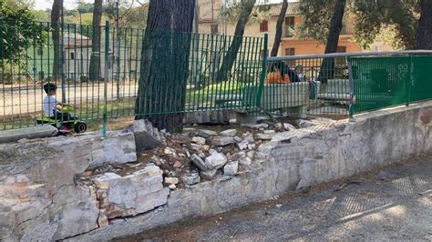 Bambini che giocano in mezzo alle macerie