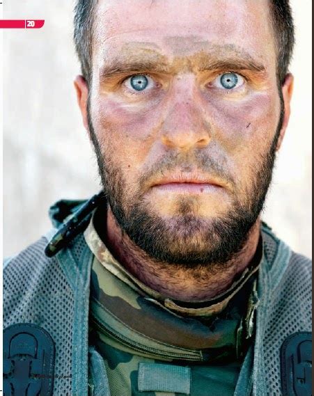 Soldato con sguardo perso nel vuoto