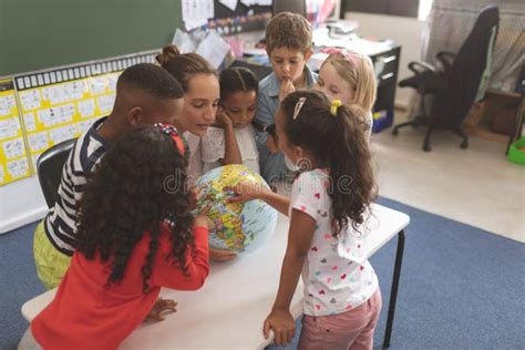 bambini che interagiscono a scuola