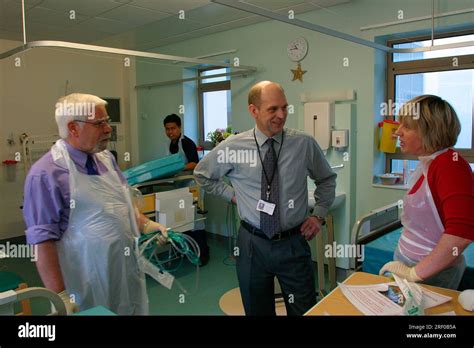 Personale sanitario che interagisce con un paziente in un ambiente ospedaliero