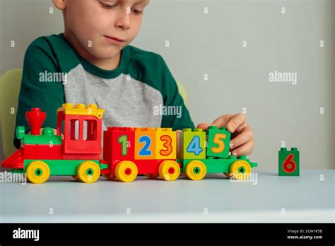bambino che gioca con blocchi in un ambiente domestico