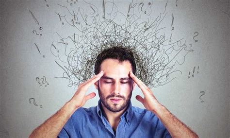Infografica che confronta introspezione e ruminazione