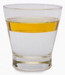 Illustrazione della separazione di olio e acqua