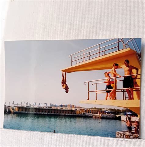 Illustrazione astratta che rappresenta la ripetitività e l'ansia del DOC