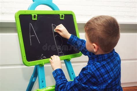 Bambino che impara a scrivere