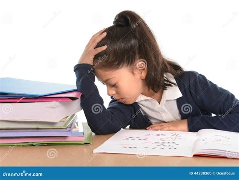 Bambino con espressione di frustrazione