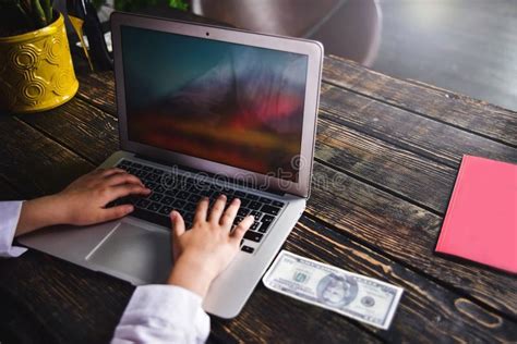 persona al computer che lavora