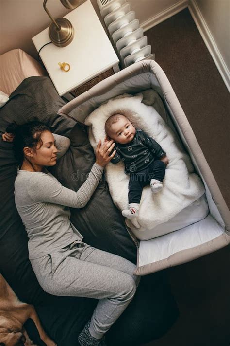 Madre che culla il suo bambino