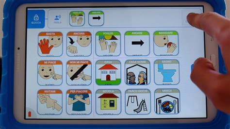 bambino che usa comunicatore aumentativo alternativo