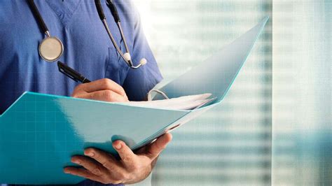 Icona di un medico che consulta una cartella clinica