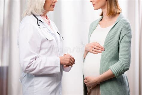 Donne incinte che parlano con un medico