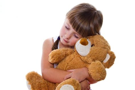 Bambino abbraccia un orsacchiotto