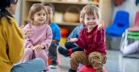 Bambini che interagiscono in un contesto educativo
