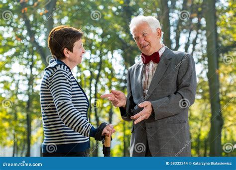 Donna che parla con un uomo ansioso