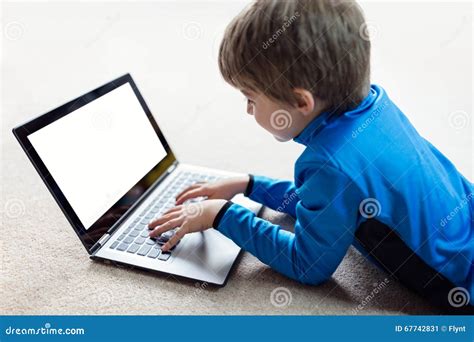 Ragazzo che lavora al computer
