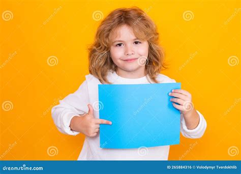 bambino con foglio bianco