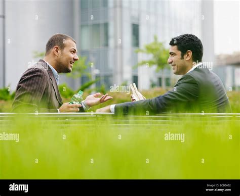 Persone che si godono l'estate all'aperto