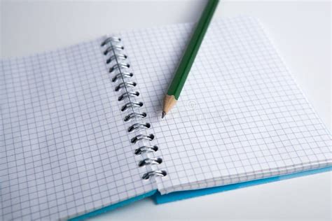Illustrazione di un quaderno con matita e frammenti di carta