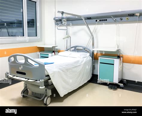 Immagine simbolica di un letto d'ospedale con lenzuola strappate