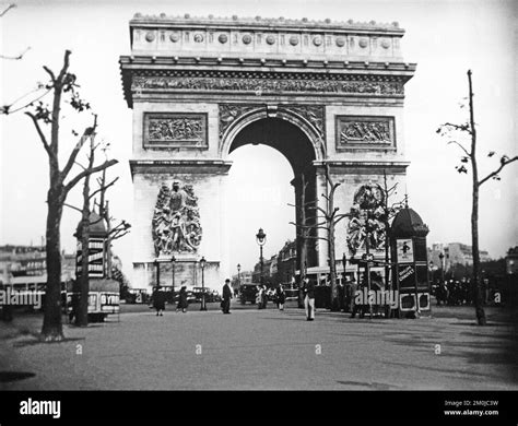 Fotografia d'epoca di un edificio che potrebbe essere un manicomio