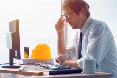 Ingegnere che lavora al computer con software di simulazione Ansys