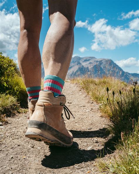 persona che cammina su un sentiero in montagna