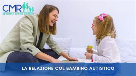 Un bambino autistico che interagisce con un insegnante