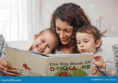 Una madre che legge un libro sul divano con suo figlio