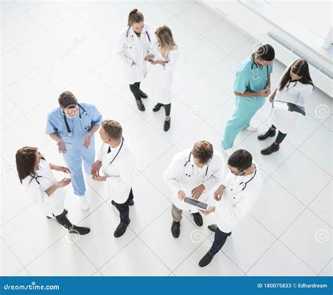 team di professionisti della salute mentale che discutono