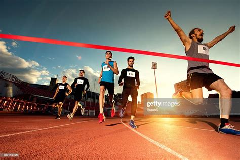 Atleta che taglia il traguardo con determinazione