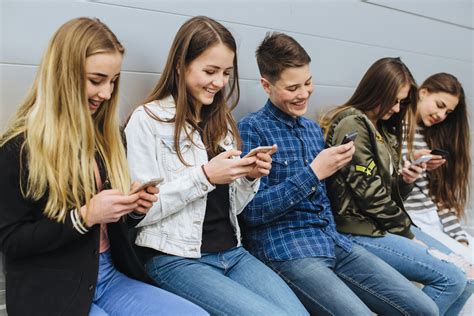 giovani che usano smartphone partecipando a una sfida social