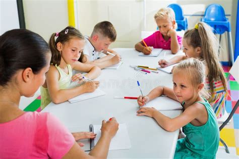 Scuola con bambini che imparano