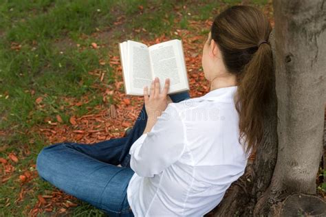 Persona sola che legge un libro in un ambiente tranquillo