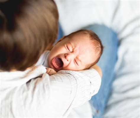 bambino che piange mentre la mamma se ne va