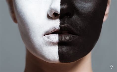 Rappresentazione artistica di un volto diviso a metà, una metà calda ed espressiva, l'altra fredda e impenetrabile.