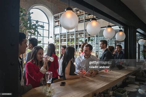 Persone che bevono in un bar