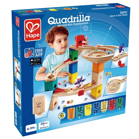 Bambini che costruiscono una pista per biglie con tubi e scatole