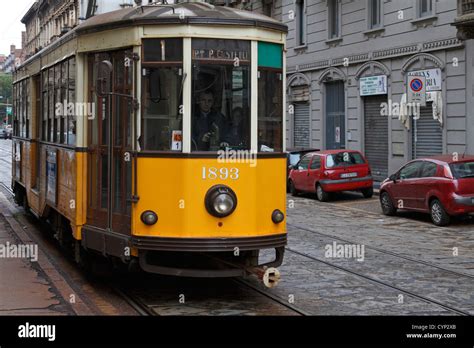 Una strada di Milano con un tram d'epoca