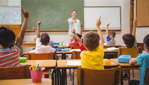Bambini in classe che interagiscono