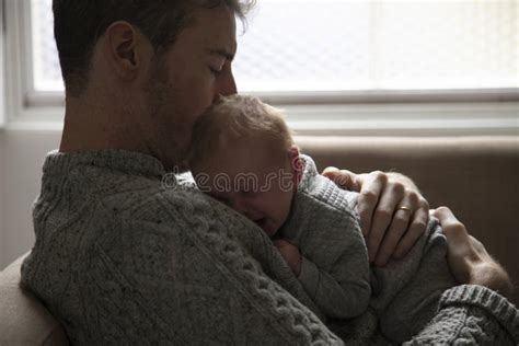 Adulto che conforta un bambino