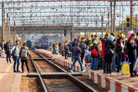 Stazione ferroviaria con persone in attesa