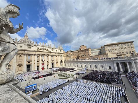 Illustrazione simbolica di una persona che apre le braccia al mondo